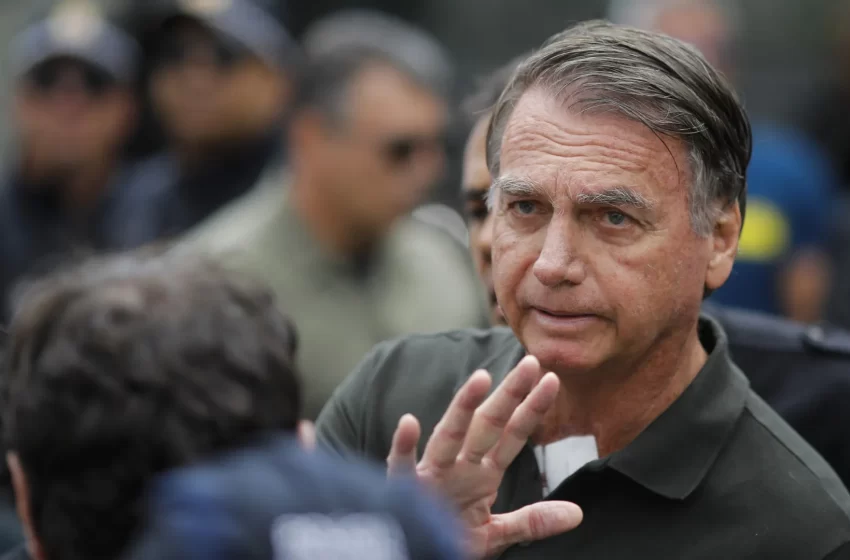  Defesa de Bolsonaro diz que data para visita de assessor de Trump é inviável e pede troca