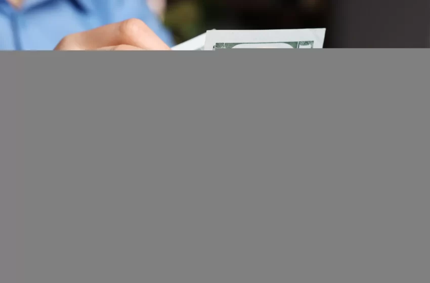  Dólar fecha em forte queda, a R$ 5,23, com guerra em foco; Bolsa sobe mais de 1%