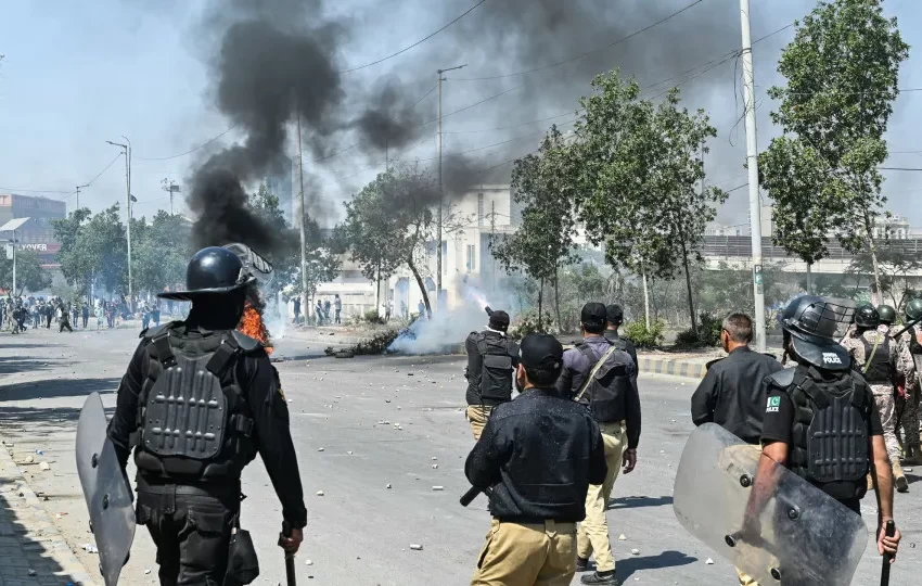  Confrontos entre manifestantes e polícia no Paquistão provocam 22 mortos