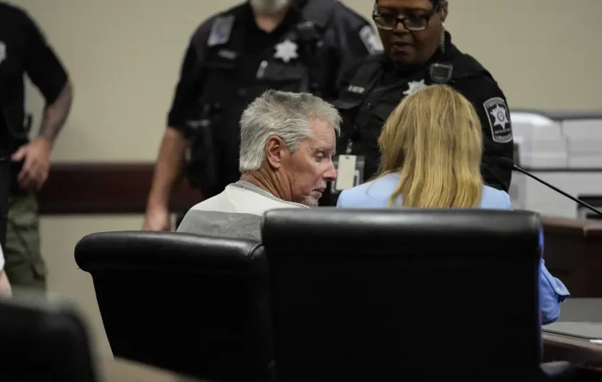  Pai de jovem suspeito de tiroteio escolar condenado por homicídio nos EUA