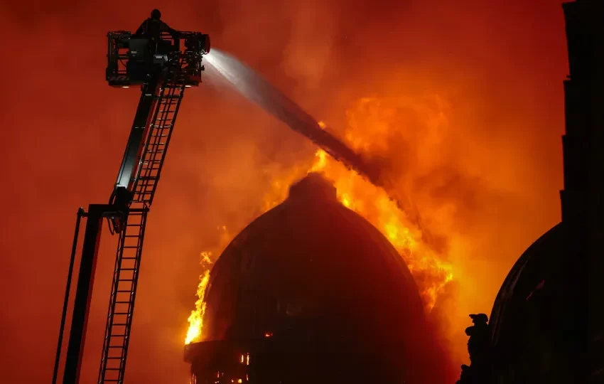  Incêndio obriga ao encerramento da maior estação de comboios da Escócia