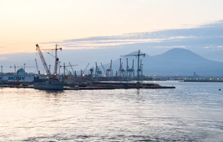  Teerão ameaça atacar portos da região do Golfo após aviso dos EUA