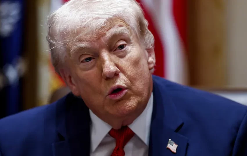  Trump afirma que Teerão “está a implorar por um acordo”