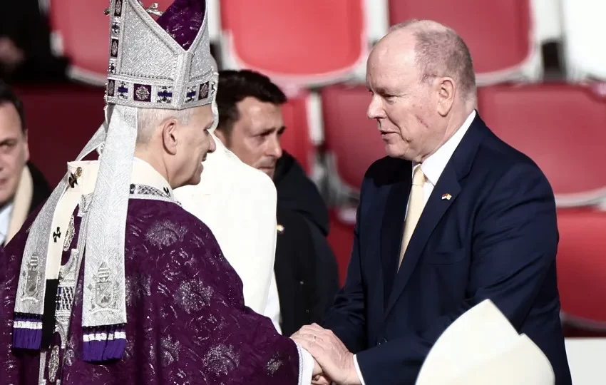  Papa Leão XIV termina visita ao Mónaco com alerta para riscos do dinheiro
