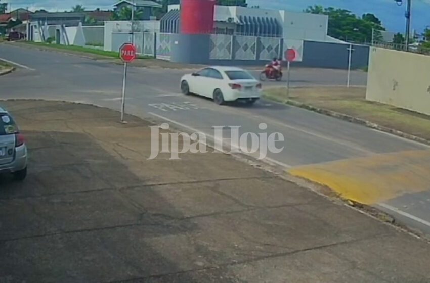  Carro Ignora Sinalização e Arremessa Motociclista em Ji-Paraná
