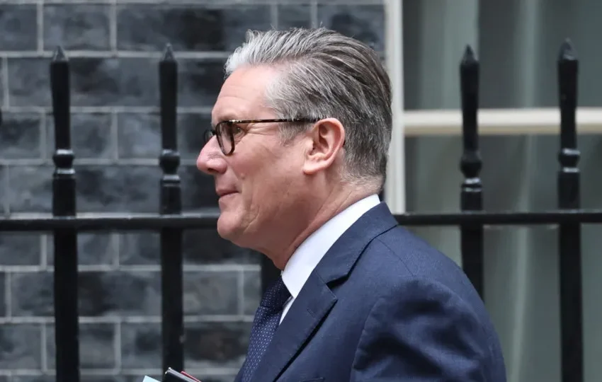  Starmer condena ataques antissemitas em Londres e promete justiça