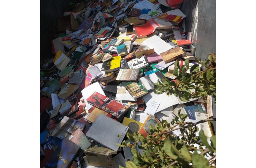  Prefeitura de Osasco joga no lixo livros de biblioteca municipal