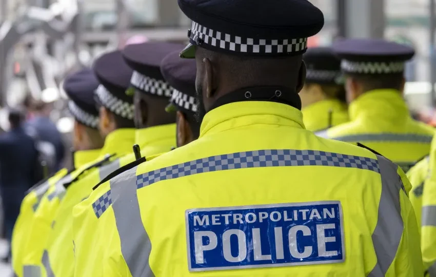  Casal detido por atirar garrafas com gasolina contra sinagoga em Londres