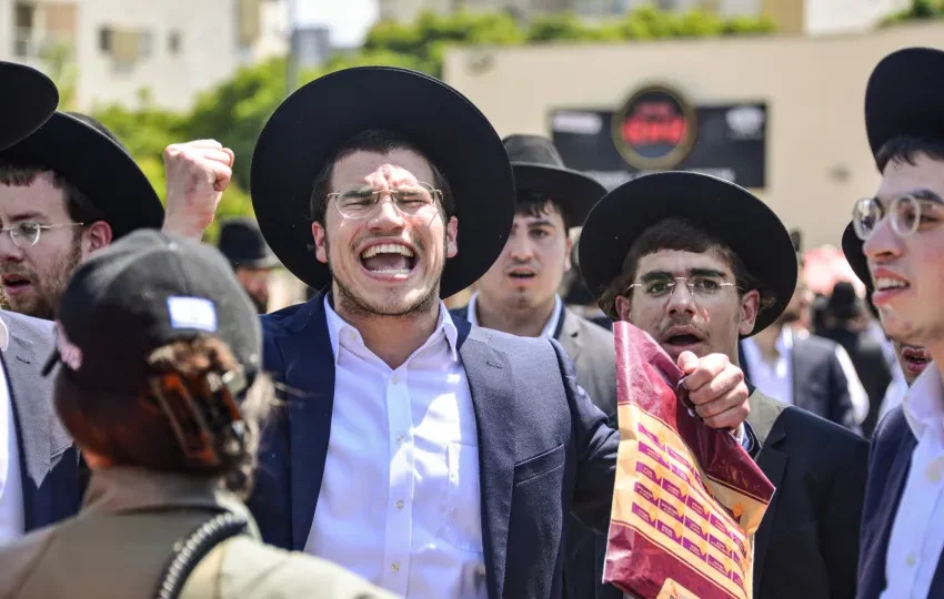  Ultraortodoxos contra recrutamento invadem casa de líder militar