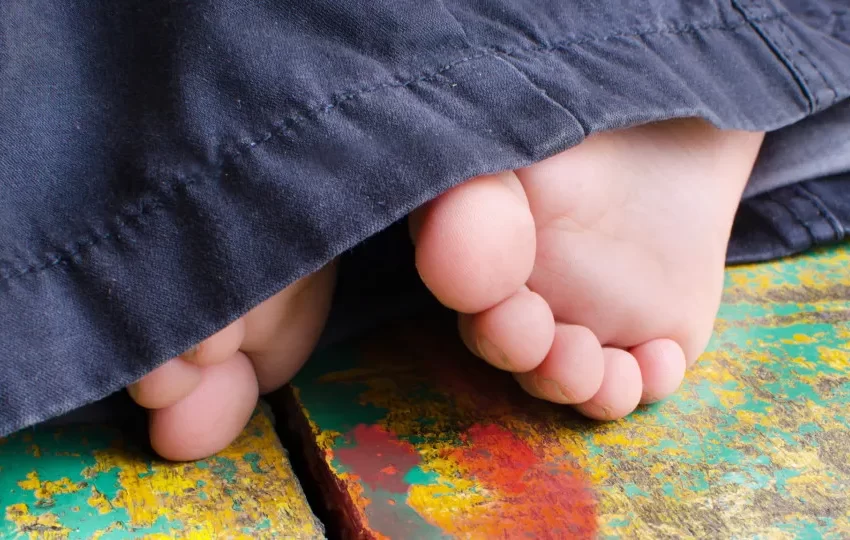  Criança de um ano morre engasgado com unha postiça da mãe