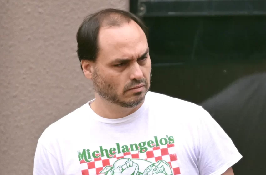  Carlos Bolsonaro reclama de dividir horas de visita ao pai com os irmãos