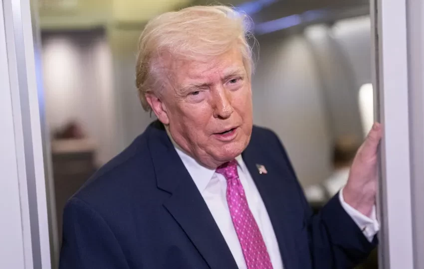  “Grande dia para a paz”. Trump diz que EUA “ficarão” no Estreito de Ormuz