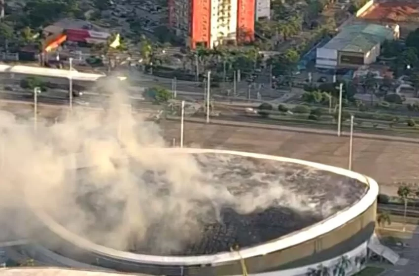  Bombeiros combatem incêndio no velódromo do Parque Olímpico, no Rio