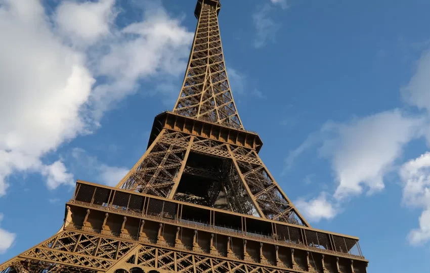  Quer ter um pedaço da Torre Eiffel? Escadaria histórica vai a leilão