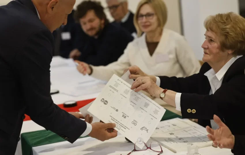  Húngaros já estão a votar para escolher entre Orbán e Magyar. As imagens