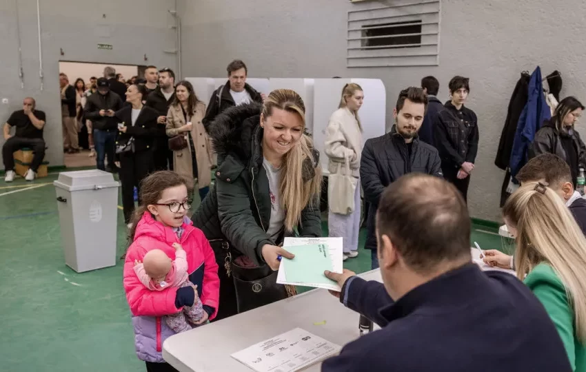  Observadores portugueses destacam “eleitores felizes” na Hungria
