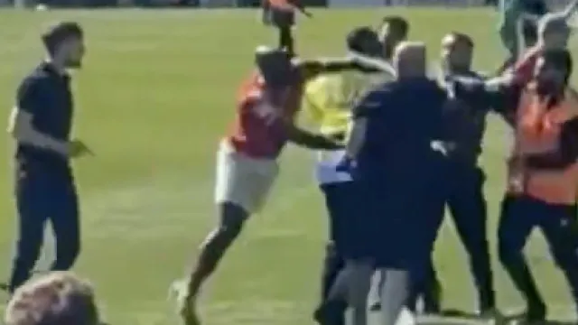  Soco de jogador em torcedor em pleno gramado deixa Inglaterra em choque