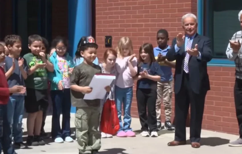  “Sabia o que fazer”. Menino salva amigo de se engasgar com maçã