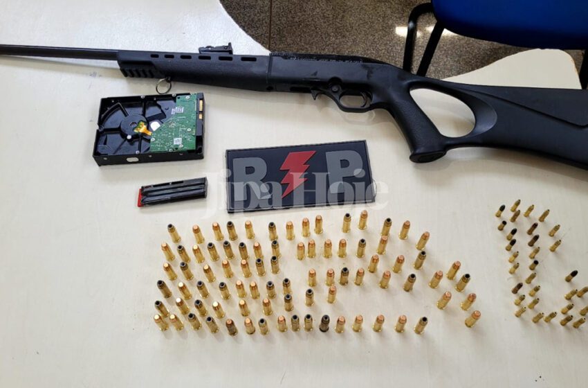  Foragido Foge Pulando Muros, mas Polícia Apreende Rifle, Munições e HD em Sua Residência no Orleans I em Ji-Paraná