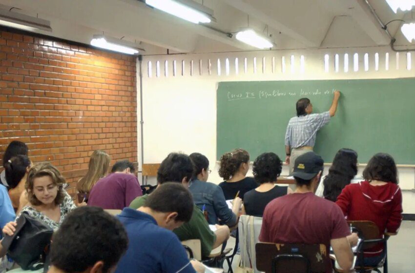  Metade dos professores formados em EAD tem desempenho insuficiente