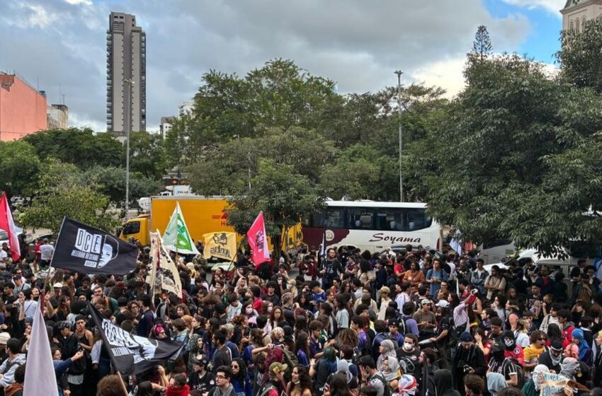  Em ato na capital paulista, estudantes criticam políticas educacionais