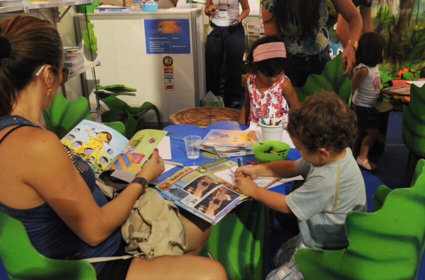  Estudo revela que 53% das famílias raramente leem para criança