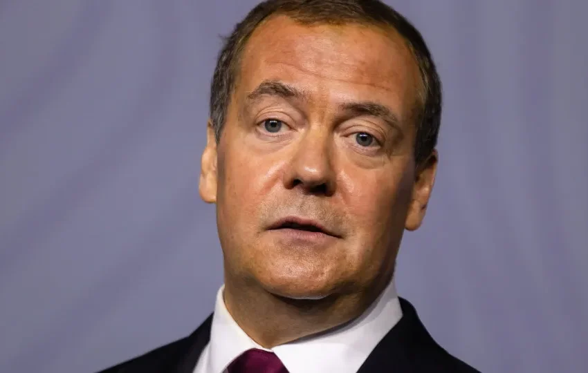  Medvedev atira a Pashinyan e Zelensky: “Russófobos sem noção”