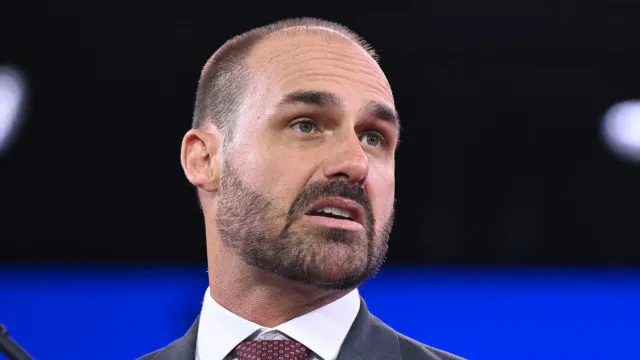  Eduardo assinou contrato com diretor de filme de Bolsonaro, diz site