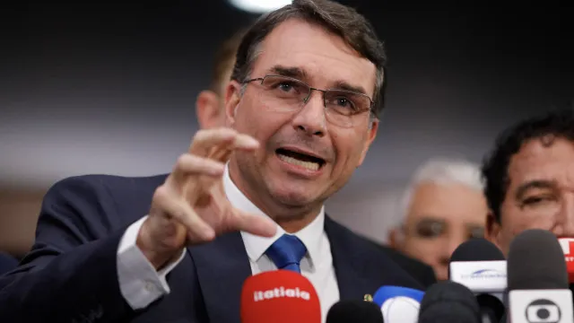  Flávio Bolsonaro reforça intenção de manter candidatura: ‘não vou desistir’
