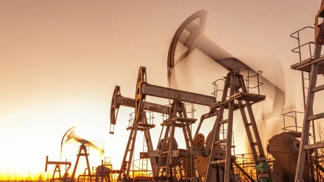  Preço do petróleo oscila após atingir US$ 112 com novas ameaças entre EUA e Irã