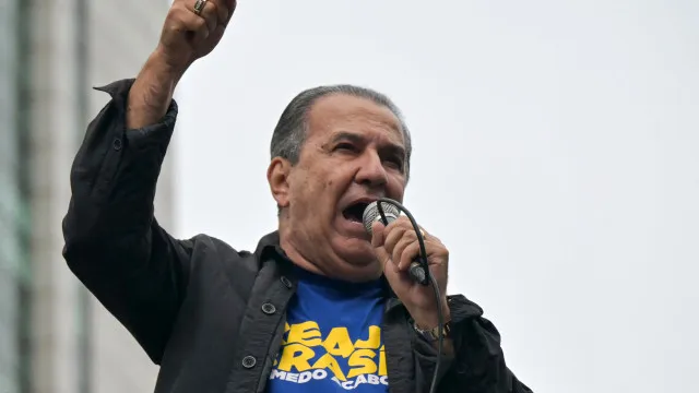  Malafaia diz ser alvo de perseguição do STF em culto ao lado de Flávio Bolsonaro no Rio