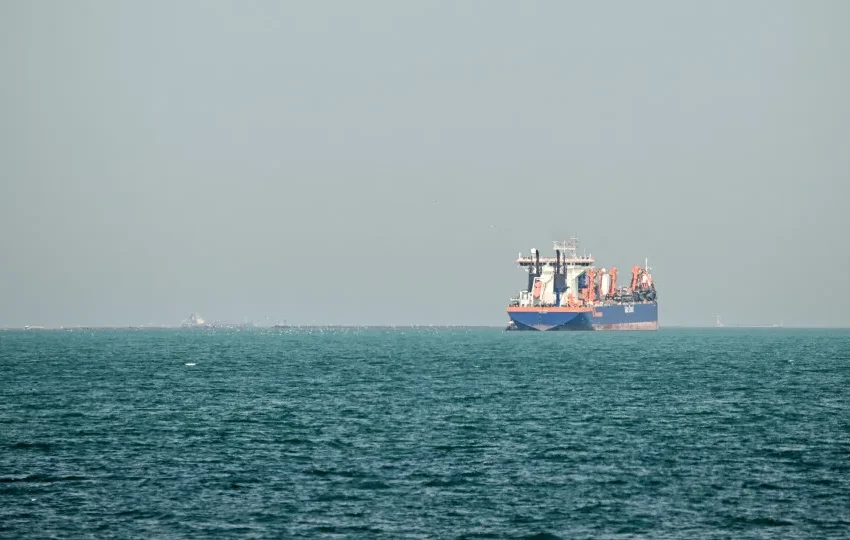  Teerão diz que 25 navios atravessaram Ormuz com autorização