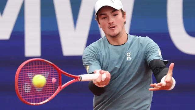  João Fonseca é primeiro brasileiro a bater Djokovic em torneio grande e supera nova marca do sérvio