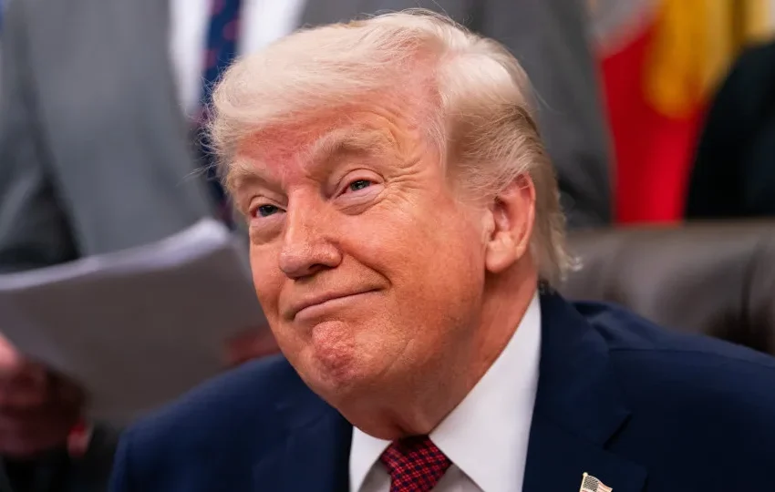  Diretor da Agência do Medicamento renuncia após semanas de pressão de Trump