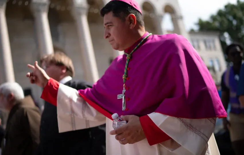  Papa nomeia antigo imigrante ilegal como bispo nos Estados Unidos