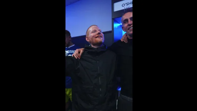  Acionista, Ed Sheeran celebra retorno de clube à Premier League