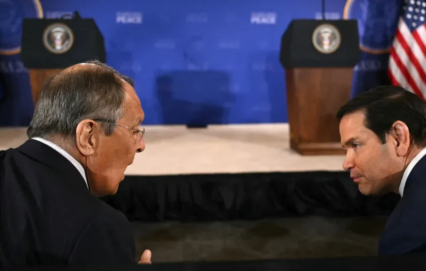  Rubio e Lavrov discutiram guerras no Irão e Ucrânia em conversa telefónica