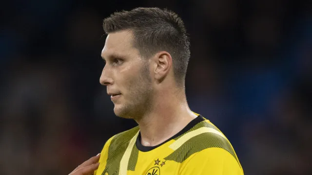  Zagueiro do Borussia Dortmund anuncia aposentadoria aos 30 anos após lesões