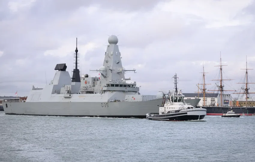  Reino Unido posiciona navio de guerra no Médio Oriente antecipando missão