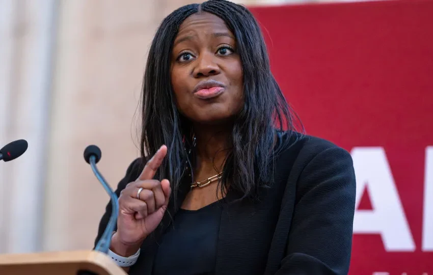  Ministra britânica demite-se e pede a Starmer que faça o mesmo