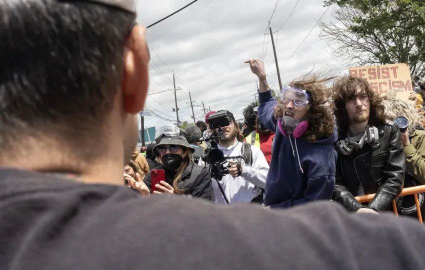  Centro de detenção palco de confrontos a favor e contra imigração nos EUA