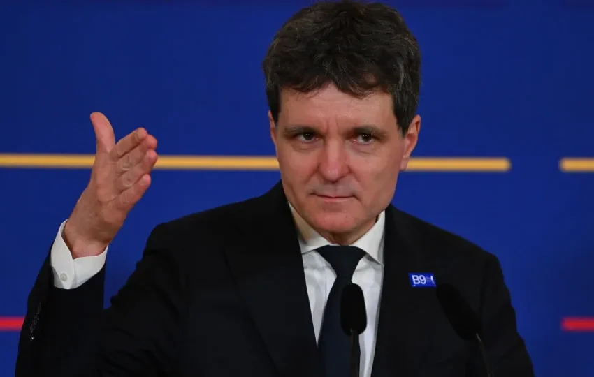  Presidente da Roménia garante que drone que atingiu edifício “é russo”