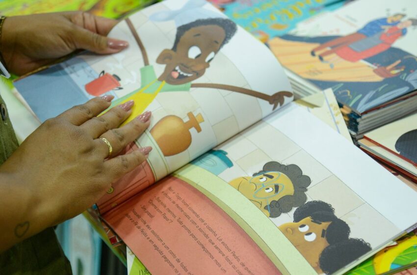  Bienal nas Escolas entra em clima de Copa para estimular leitura no RJ
