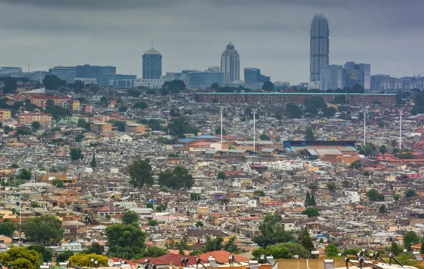  Grupo mata pelo menos 12 pessoas em tiroteio na África do Sul