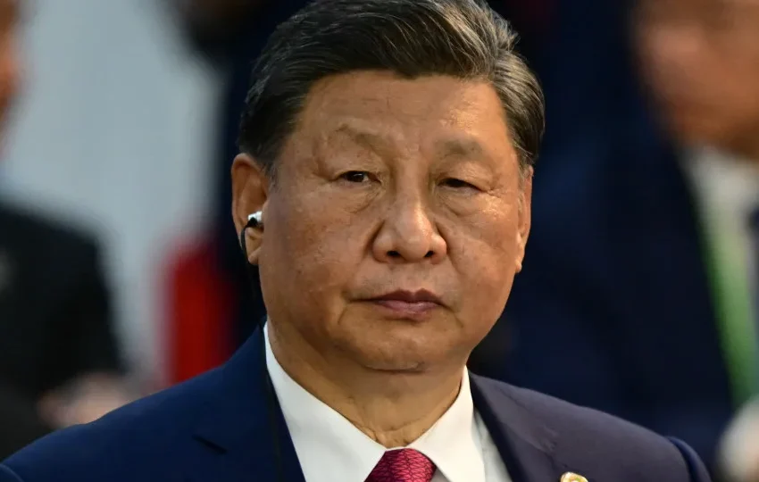  Xi insta Kim Jong-un a reforçar intercâmbios diplomáticos e militares