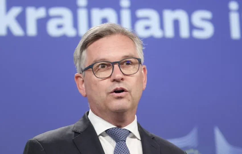  Comissário admite “falhas iniciais” na entrada em vigor do pacto migratório