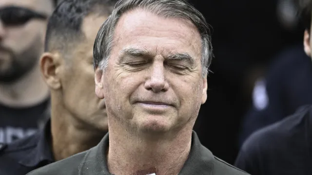  Bolsonaro apresenta soluços ‘acima da média’, mostra relatório médico