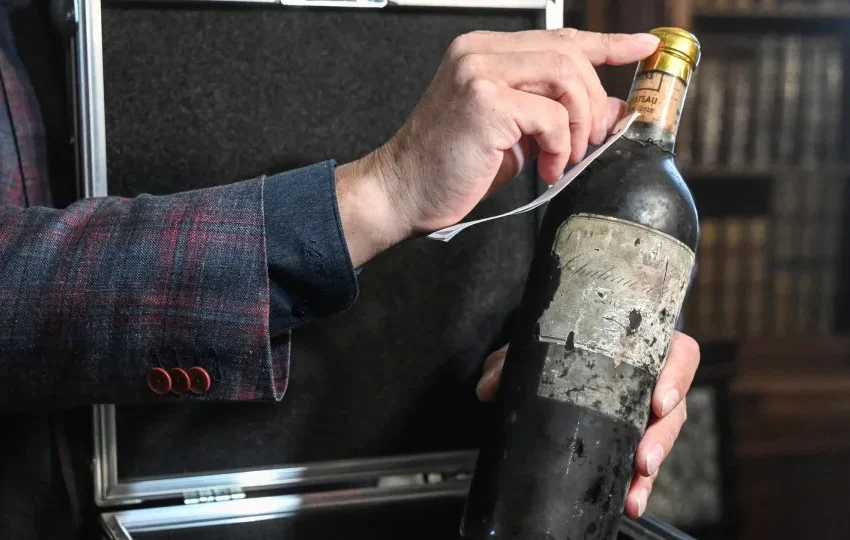  Recuperadas garrafas centenárias de vinhos de Bordéus esquecidas em castelo