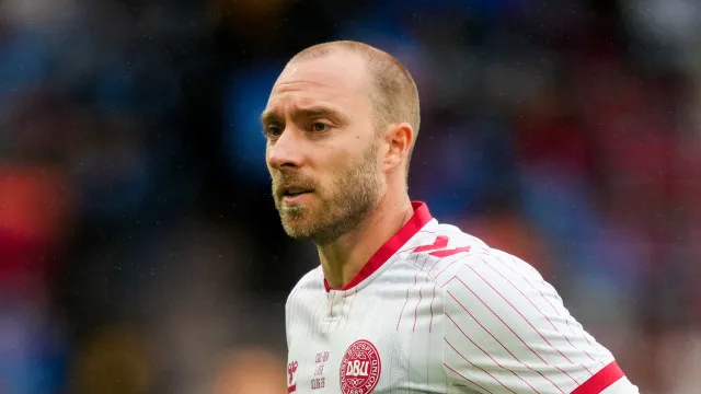  Christian Eriksen desmaia durante jogo da Dinamarca cinco anos após parada cardíaca