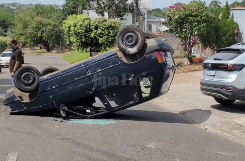  Acidente Entre HB20 e Fiat Uno Deixa Mulher Ferida em Ji-Paraná